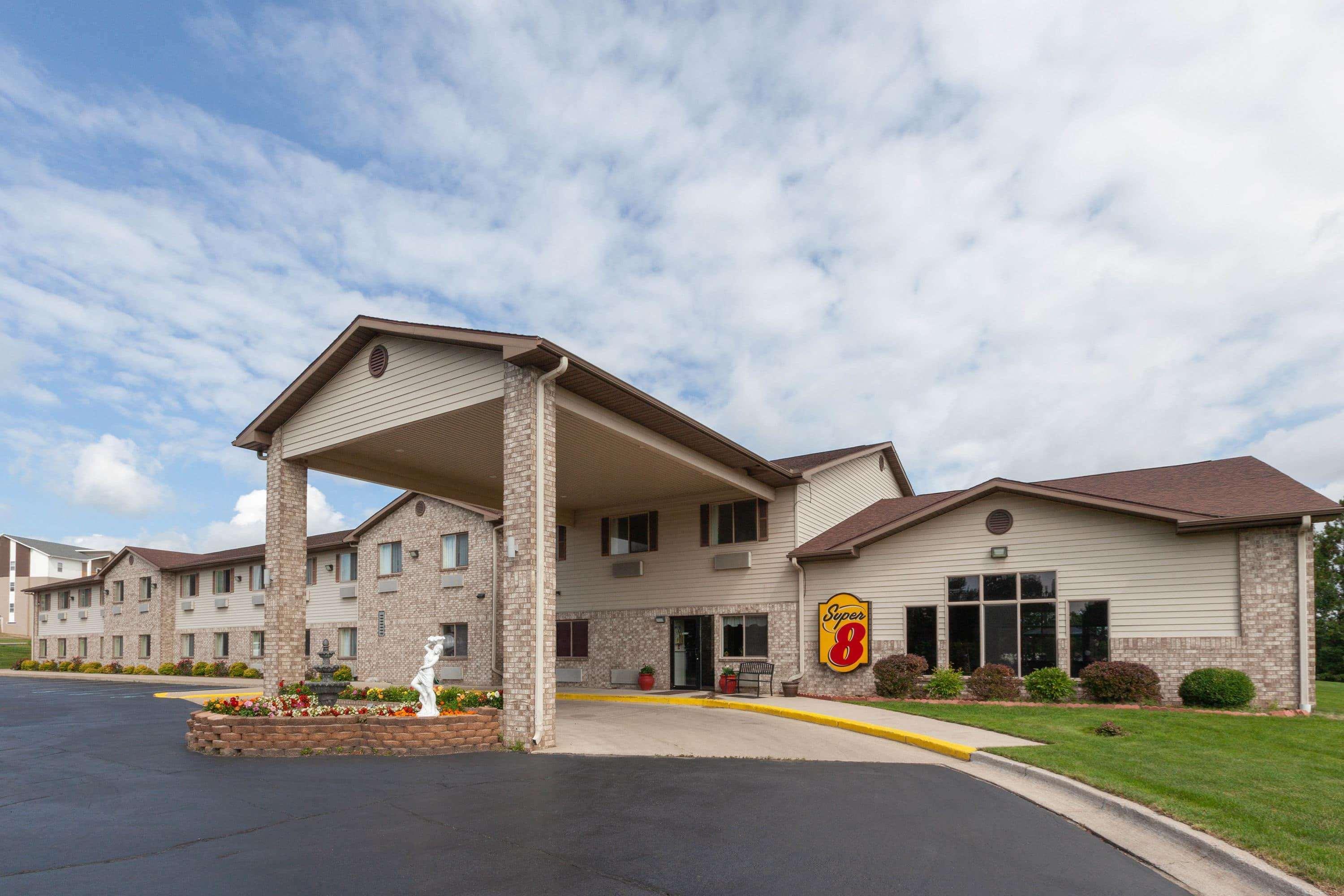 Super 8 By Wyndham Big Rapids Motell Exteriör bild