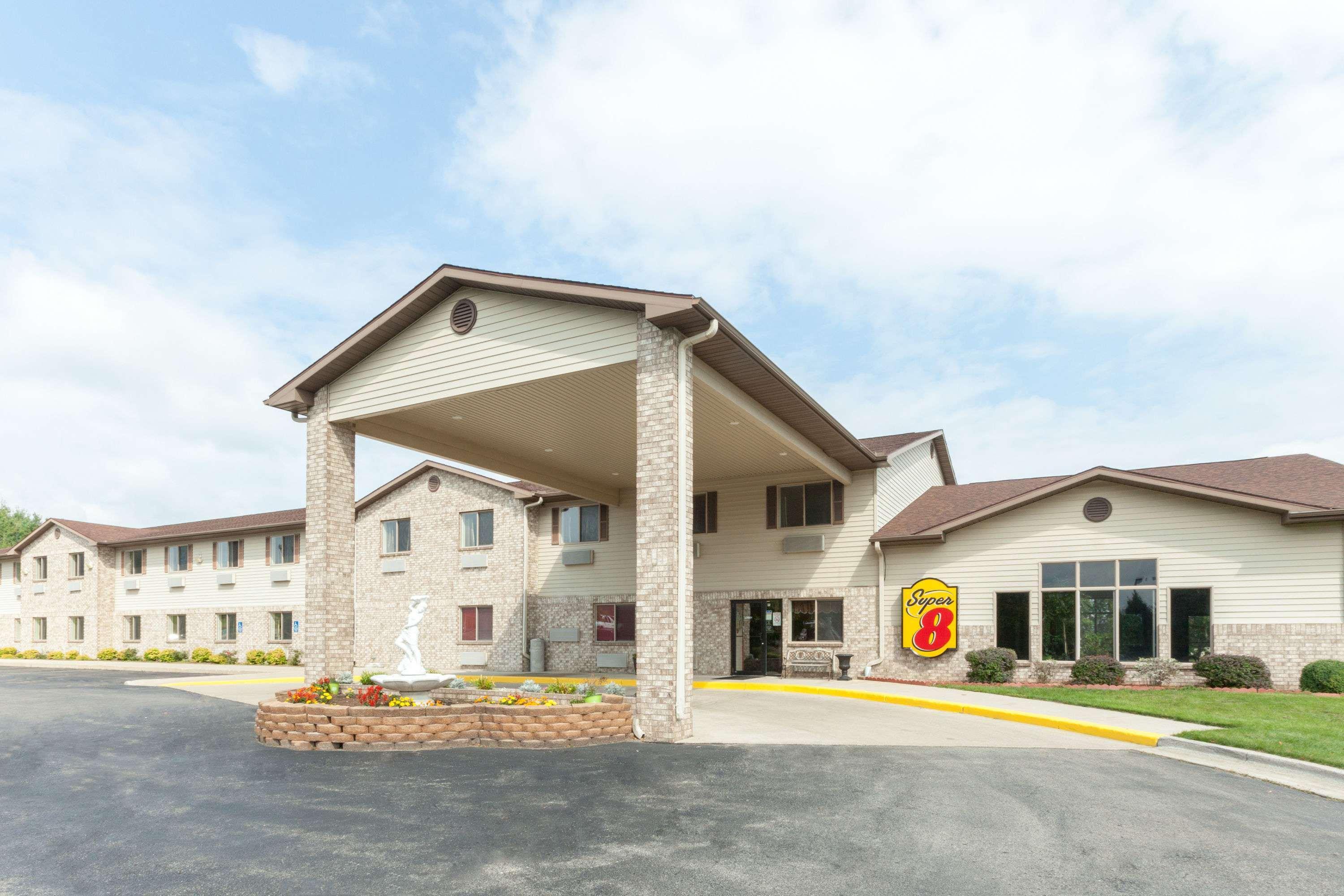 Super 8 By Wyndham Big Rapids Motell Exteriör bild