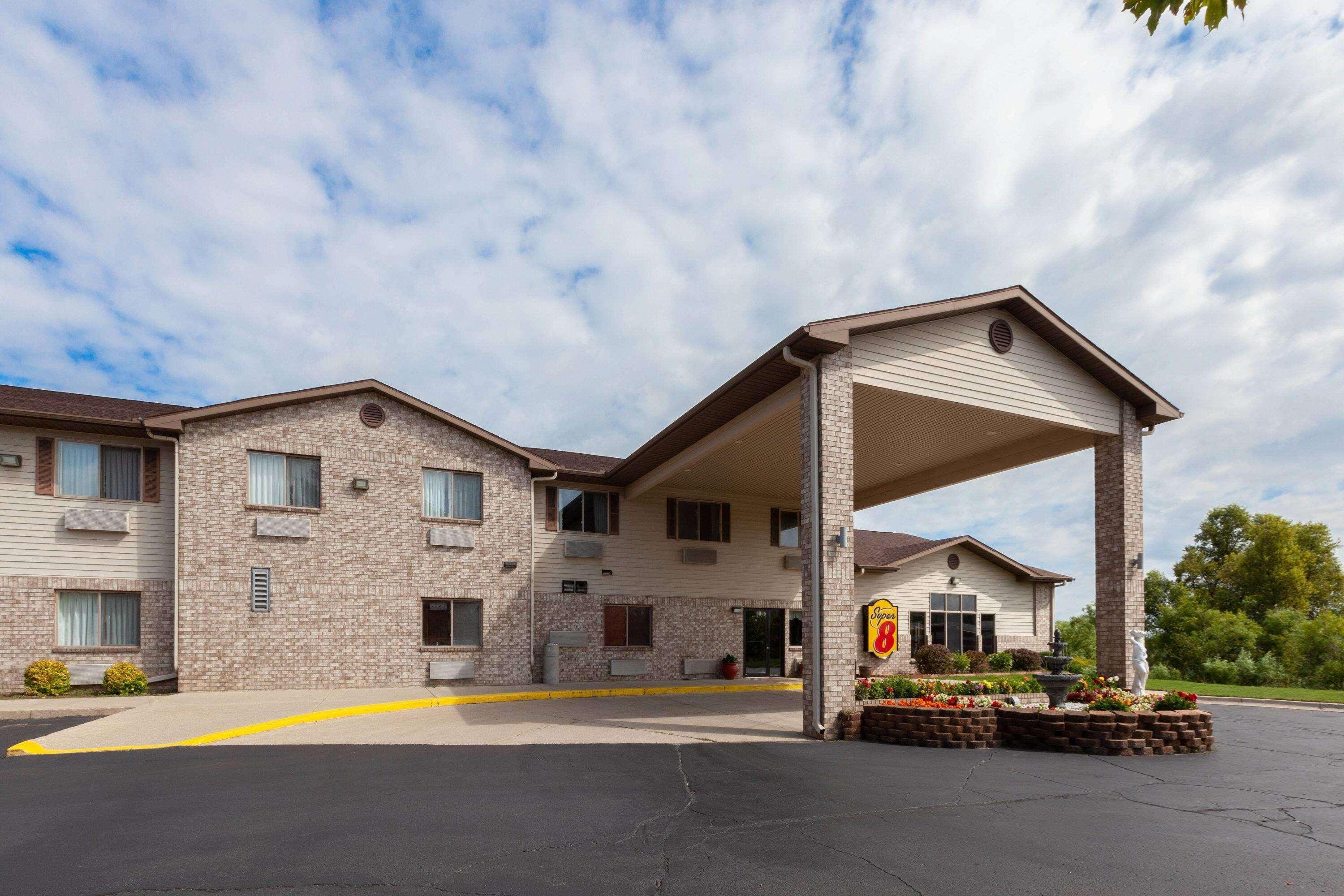 Super 8 By Wyndham Big Rapids Motell Exteriör bild
