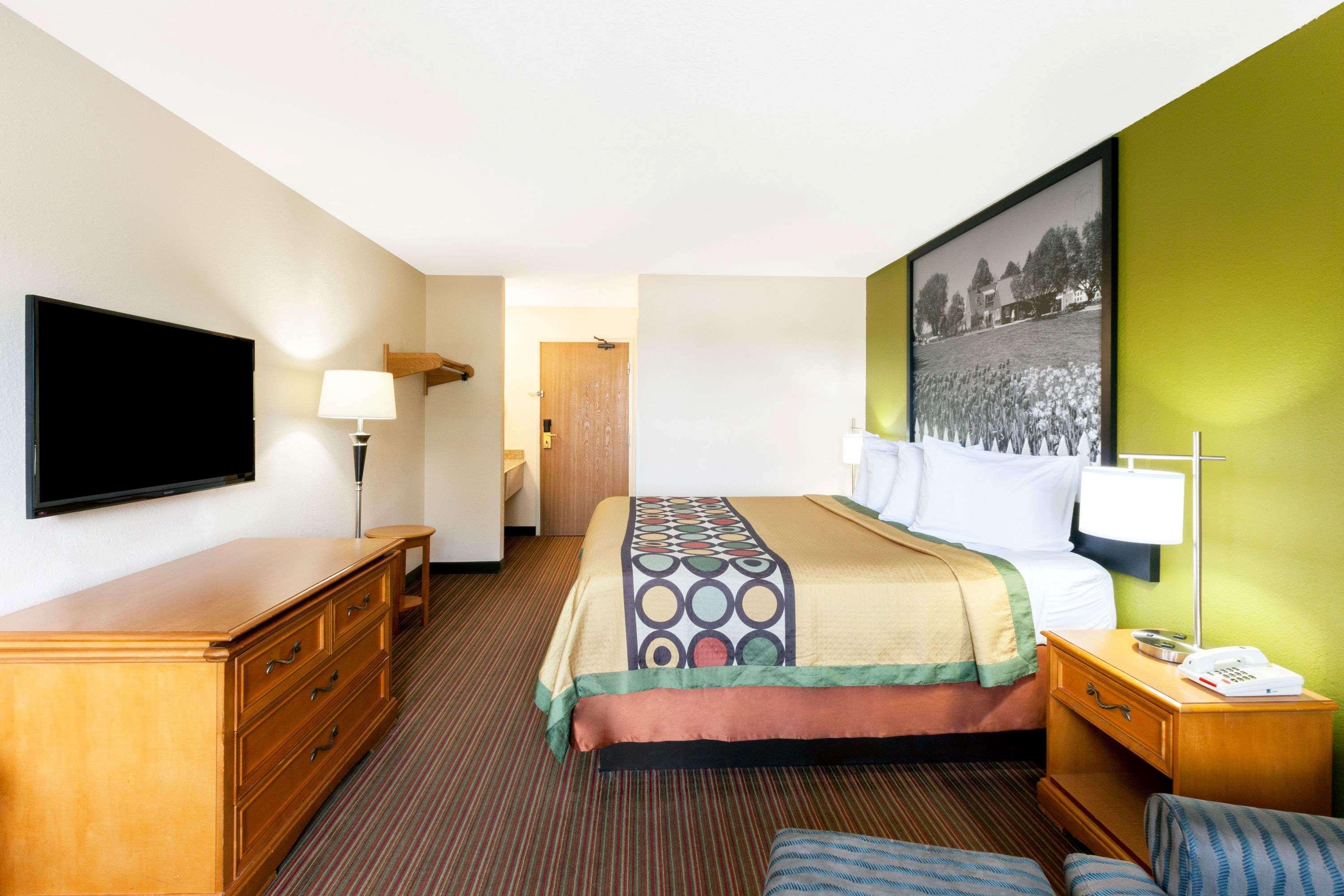 Super 8 By Wyndham Big Rapids Motell Exteriör bild