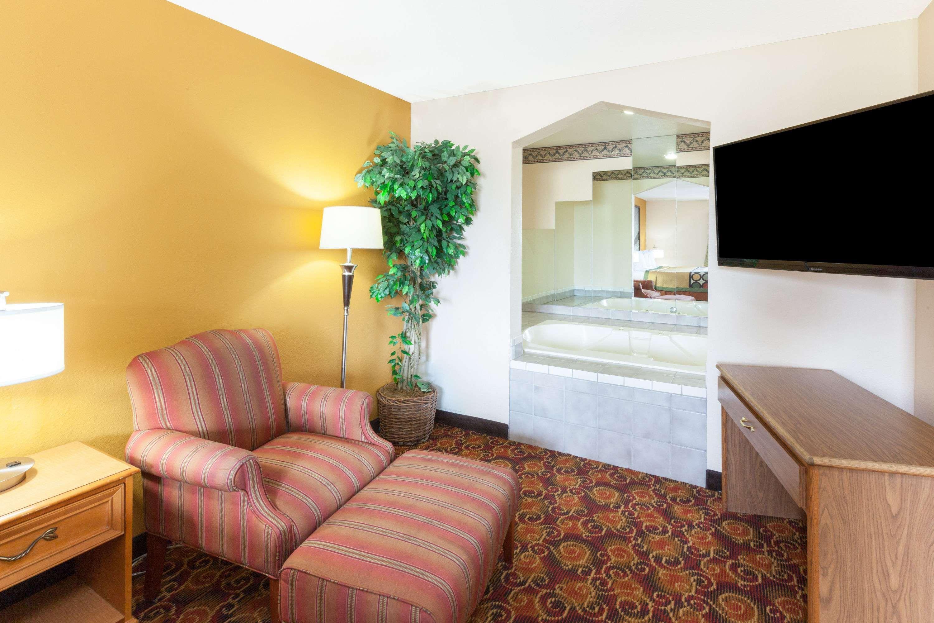 Super 8 By Wyndham Big Rapids Motell Exteriör bild