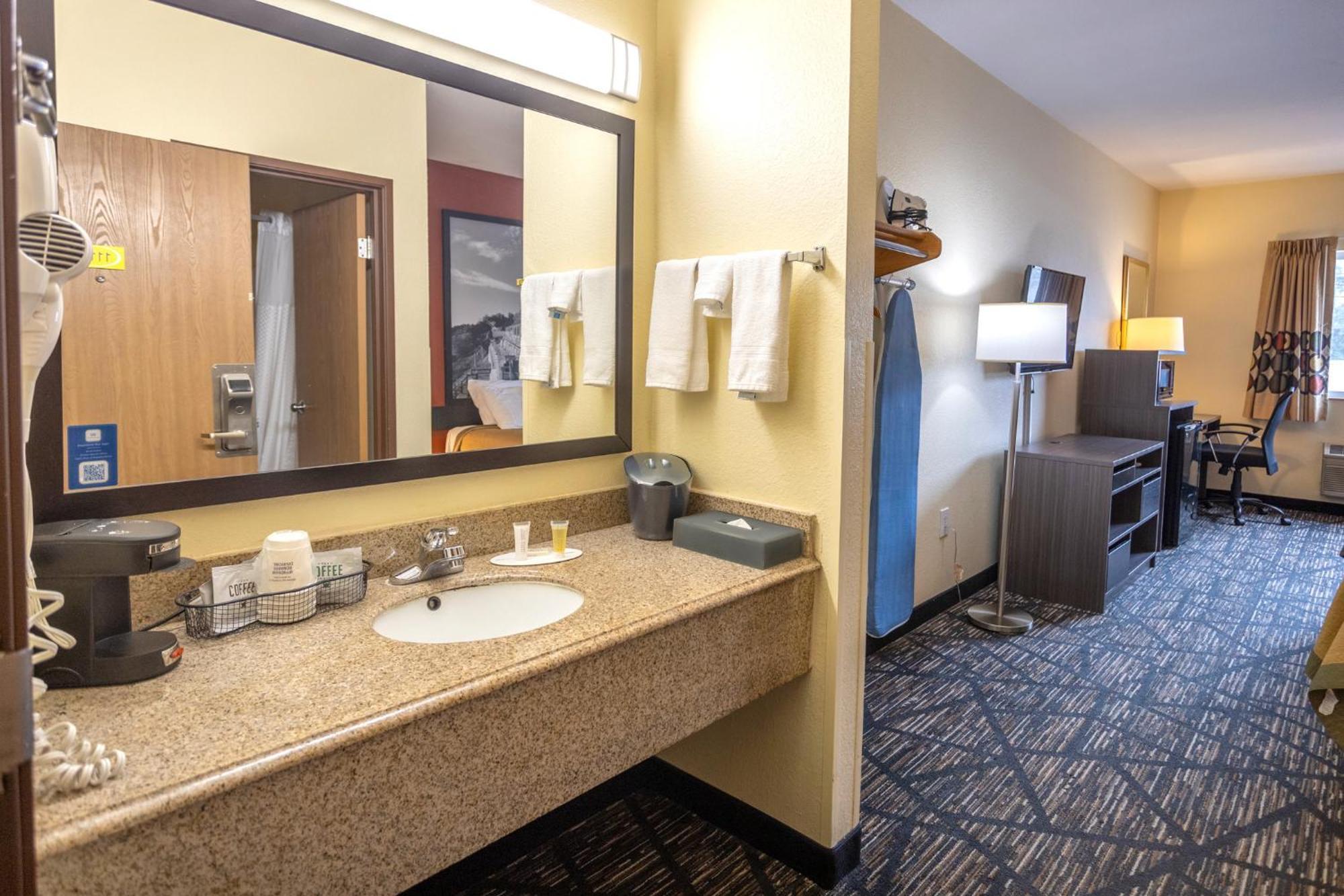 Super 8 By Wyndham Big Rapids Motell Exteriör bild