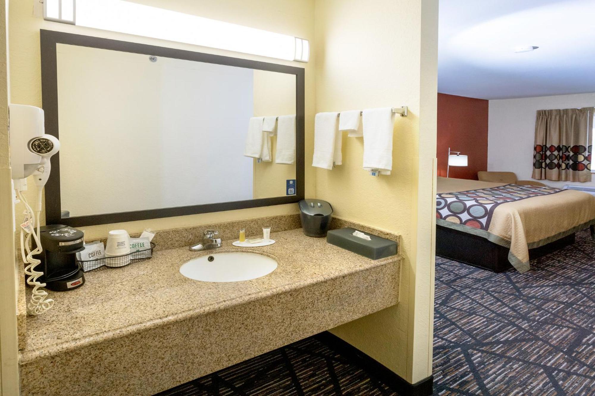 Super 8 By Wyndham Big Rapids Motell Exteriör bild