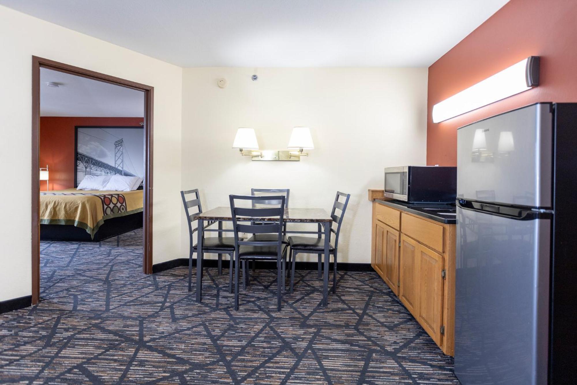 Super 8 By Wyndham Big Rapids Motell Exteriör bild