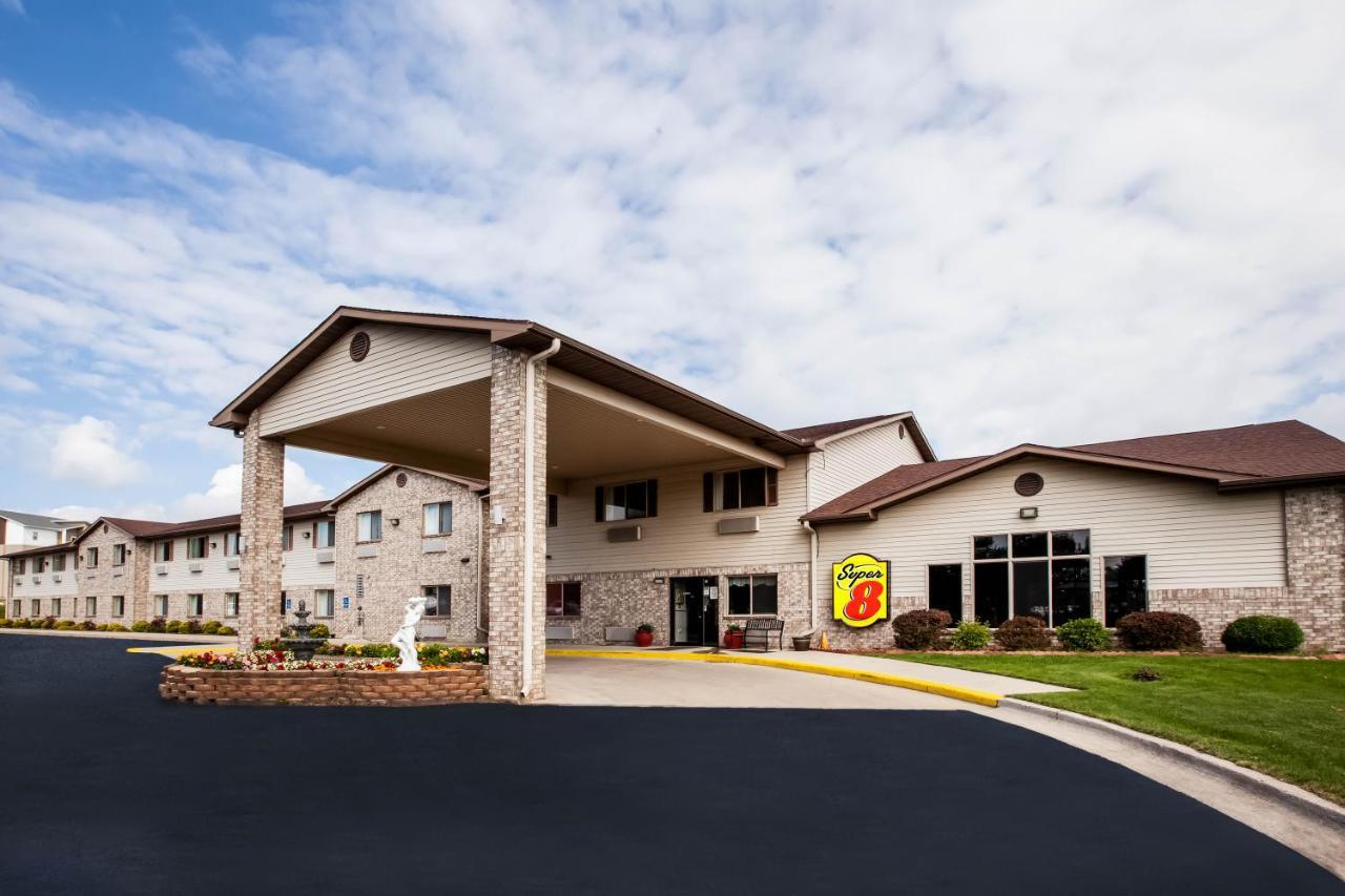 Super 8 By Wyndham Big Rapids Motell Exteriör bild
